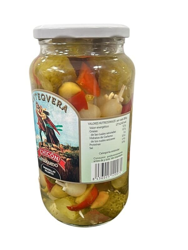 Detalle de banderillas picantes Chicón con aceituna manzanilla pepinillo guindilla y cebollita