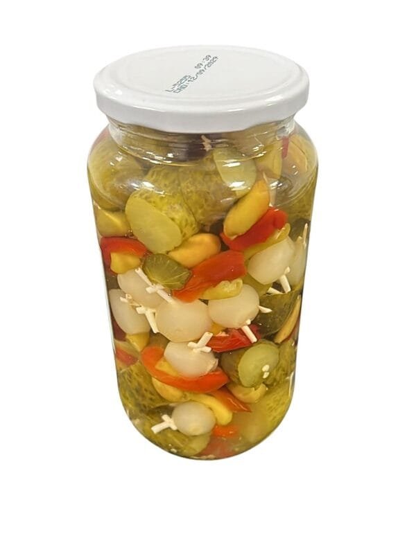 Tabla de aperitivo con banderillas picantes en vinagre Chicón Lebrón y embutidos ibéricos