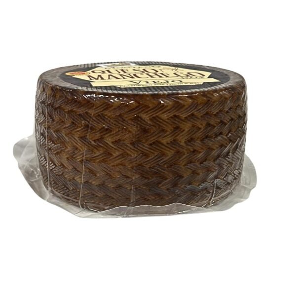 Corte de queso manchego viejo Monteño pasta firme