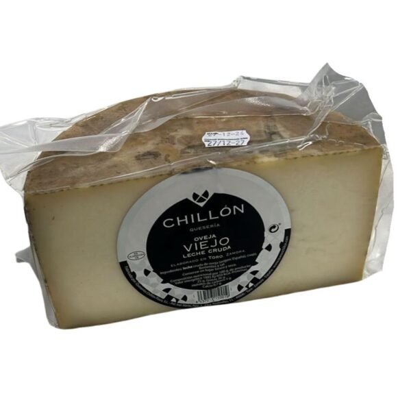 Corte limpio en cuña queso viejo leche cruda textura firme sin migas