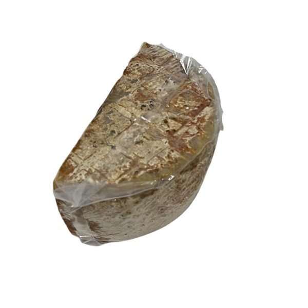 Corte de queso de oveja curado La Covacha pasta prensada color pajizo dorado textura firme Sierra Grazalema