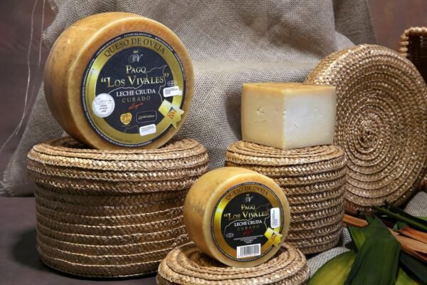 Queso de oveja curado leche cruda Pago los Vivales pieza entera corteza natural