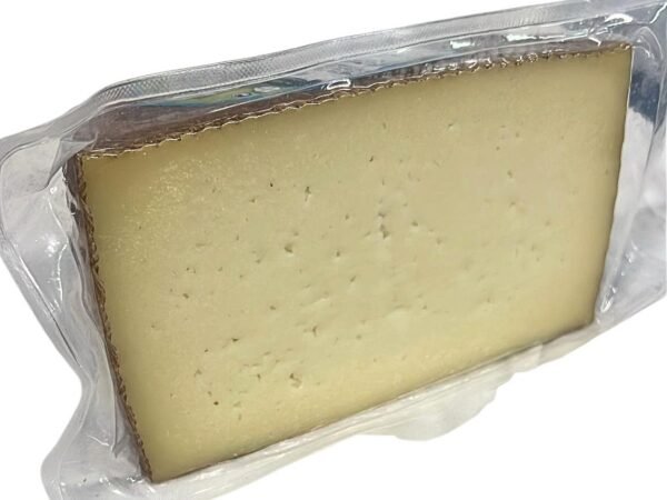 Corte de queso de oveja curado JR textura firme y madura