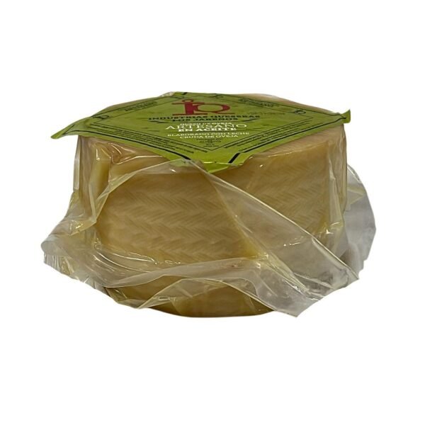Corte de queso oveja artesano en aceite pasta marfil ojos irregulares leche cruda 6 meses curación