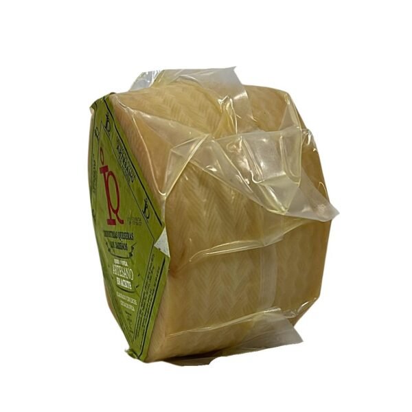 Tabla gourmet con queso de oveja artesano en aceite de oliva y lomo ibérico para maridaje