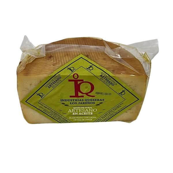 Tabla gourmet con queso de oveja artesano en aceite de oliva y lomo ibérico para maridaje