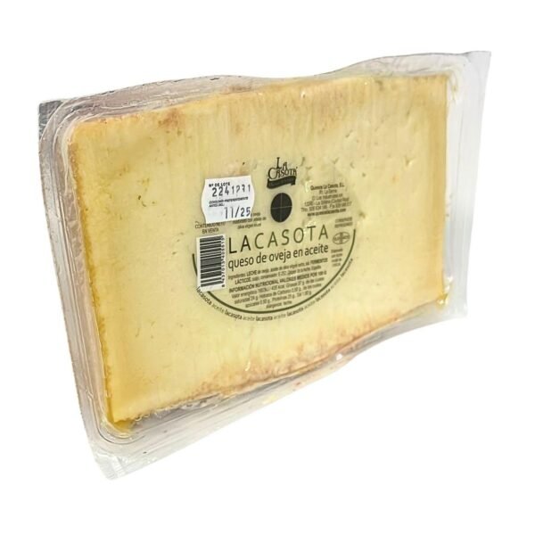Corte de queso de oveja en aceite La Casota pasta color marfil textura mantecosa leche cruda