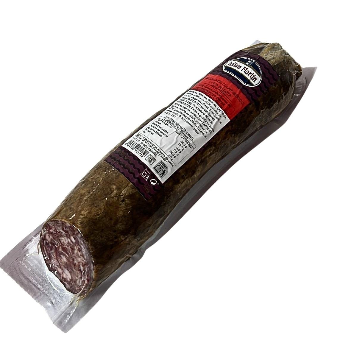 Salchichón ibérico de bellota cortado en lonchas sobre tabla — Almacén Ibérico