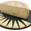 Queso Curado en Aceite de Oliva - Romero Ocaña-2 Cuña de queso curado Romero Ocaña textura cremosa aceite oliva