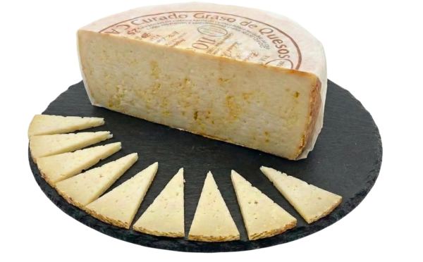 Queso Curado en Aceite de Oliva - Romero Ocaña-2 Cuña de queso curado Romero Ocaña textura cremosa aceite oliva